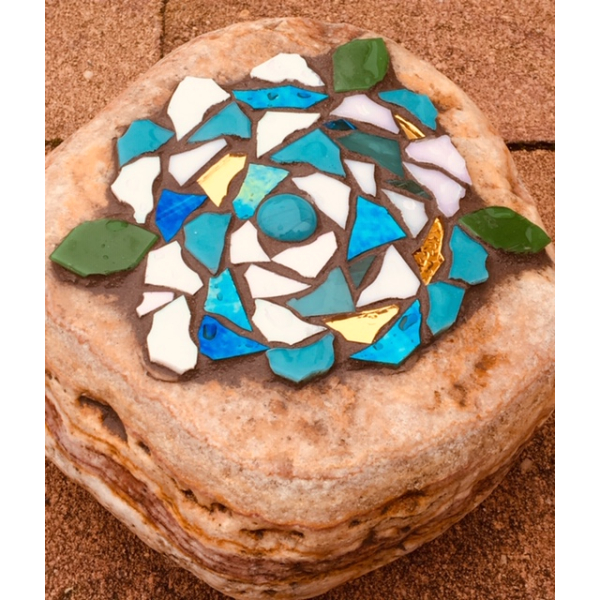 Grafsteen mozaïek op ruwe steen in blauwtinten 